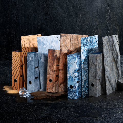 Verschiedene Platten mit unterschiedlichen Texturen und Farben, die Holz- und Steinmuster imitieren, stehen auf einer nassen Oberfläche.