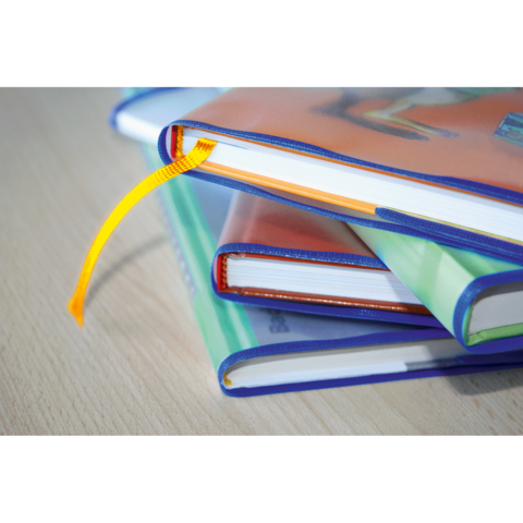 Drei farbige Notizbücher mit Lesezeichen liegen übereinander auf einem Tisch. Die Cover sind orange und grün, die Seiten sind weiß.