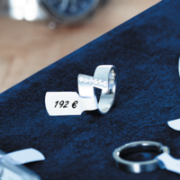 The translation of "Ring mit Ringetikett" from German to Dutch is "Ring met ringlabel.