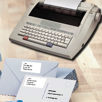 Enveloppen met adreslabels en een typemachine