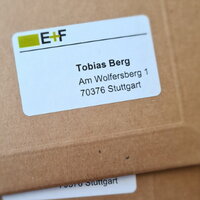 Natuurlijke bruine envelop met bedrukt etiket van gerecycled materiaal