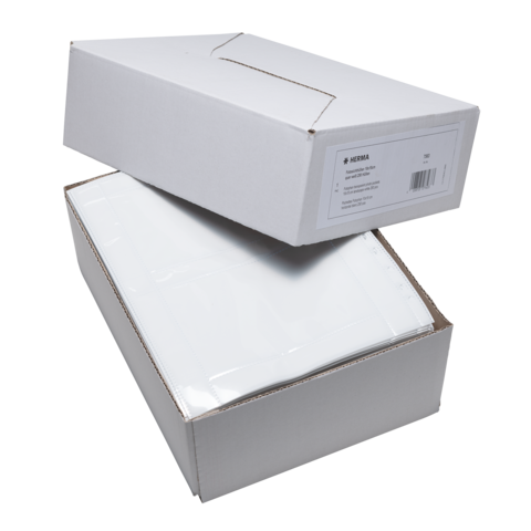 Zwei weiße Kartons übereinander gestapelt, der obere Karton ist geöffnet und zeigt den Inhalt im unteren Karton.