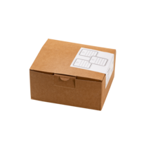 Braune Kartonbox mit einem weißen Etikett, das mehrere Kästchen zum Ausfüllen zeigt.