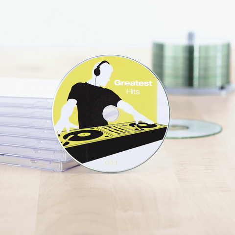CD met de titel 'Greatest Hits' en een DJ-ontwerp, omringd door doorzichtige CD-hoesjes op een tafel.