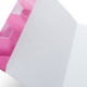 Innenseite einer pinken Mappe mit geometrischem Muster. Die äußere Seite ist schlicht und weiß.