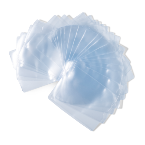 Eine Anordnung von transparenten, flexiblen Kunststofffolien, die übereinander gestapelt sind und eine fächerartige Form bilden.