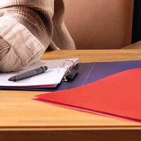 Blauw en rood ringband op bureau
