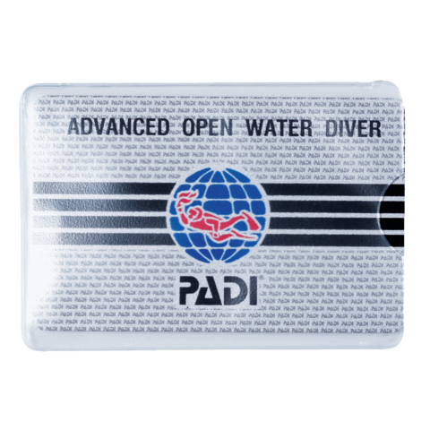 PADI Advanced Open Water Diver Zertifikat mit blauem Logo und schwarzem Streifen.