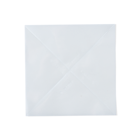 Ein quadratischer, weißer Umschlag mit gefalteten Ecken, ohne sichtbare Beschriftung oder Muster.