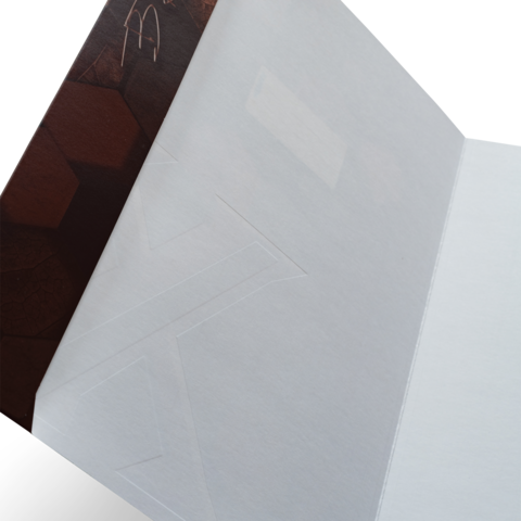 Ein offenes Notizbuch mit einer braunen, strukturierten Umschlagseite und leeren weißen Seiten im Inneren.