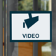 Schild mit einem Kamerasymbol und dem Wort "VIDEO", das auf Videoüberwachung hinweist.