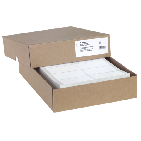 Braune Kartonbox mit einem herausziehbaren Fach, das mit unbedrucktem Papier gefüllt ist. Ein Etikett auf der Vorderseite ist sichtbar.