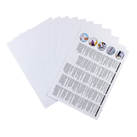 Mehrere leere Blätter und ein Blatt mit Text und Bildern, das Informationen zu verschiedenen Themen enthält.