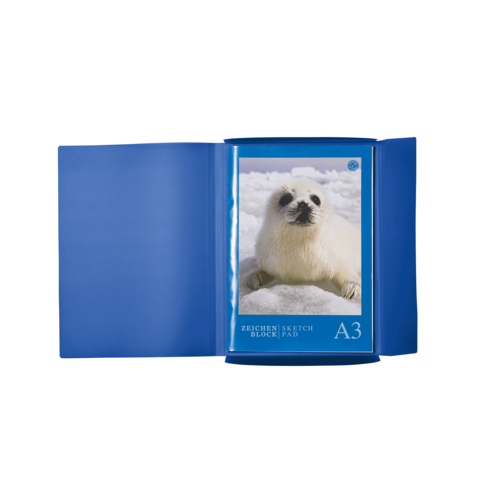 Ein A3-Zeichenblock mit einem Bild einer Robbe auf dem Cover, in einem blauen Umschlag geöffnet.