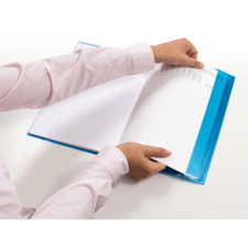 Eine Hand hält ein geöffnetes Notizbuch mit karierten Seiten und einer blauen Kunststoffhülle.