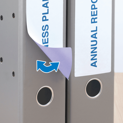 Zwei graue Ordner stehen nebeneinander, einer mit dem Titel "Business Plan" und der andere mit "Annual Report". Ein Teil des Deckels ist umgeklappt.