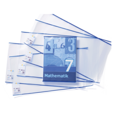 Mathematikbuch der Klasse 7 mit mehreren transparenten Hüllen und Etiketten im Hintergrund.