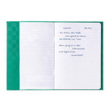 Ein offenes Notizbuch mit handgeschriebenem Gedicht über ein Huhn, datiert auf den 23. Mai.