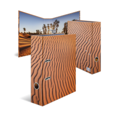 Ein dreidimensionales Display mit Wüstensandmuster und Palmen im Hintergrund, das eine natürliche Landschaft darstellt.