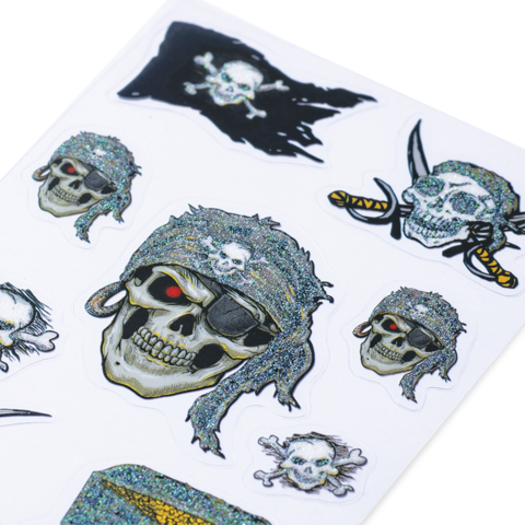 Eine Sammlung von Piratenaufklebern, darunter Skelette mit Augenklappen, Schwertern und Totenköpfen in verschiedenen Designs.