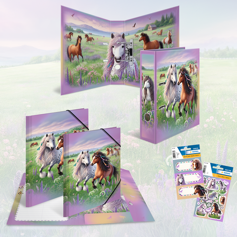 Een set met schoolmaterialen, inclusief mappen en stickers, met paardenmotieven in een landelijke omgeving.