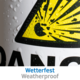 Wassertropfen auf einer gelben Warnsymbolik mit dem Text "Wetterfest" und "Weatherproof" darunter.