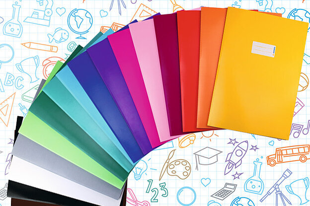 Verschillende gekleurde mappen in een halve cirkel geplaatst, tegen een achtergrond met diverse school- en kantoor-symbolen.