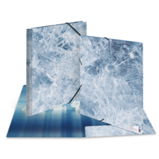 Eisige Ordner mit transparenten, blauen Cover-Designs, die auf einer Wasseroberfläche platziert sind.