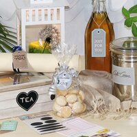Geschenktags en labels op verschillende verpakkingen en glazen