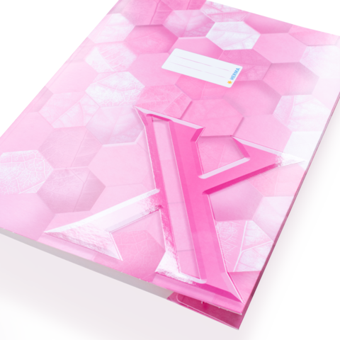 Rosa Ordner mit hexagonalem Muster und einem großen, transparenten "K" auf der Vorderseite. Ein Etikett ist oben angebracht.