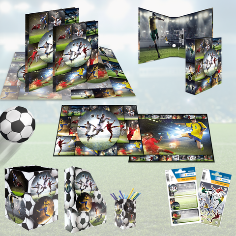 Een verzameling van voetbalmerchandise, waaronder notitieboekjes, pennen, stickers en een voetbal, allemaal met sportieve motieven.