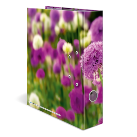 Ein Ordner mit einem bunten Blumenmuster, das hauptsächlich aus lila und weißen Blüten besteht, vor einem unscharfen, grünen Hintergrund.