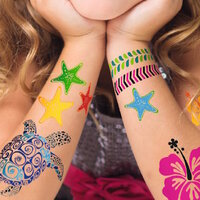 Kinderenarmen versierd met veel tatoeages