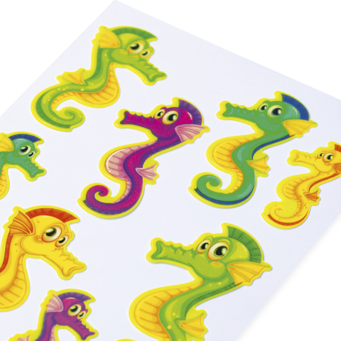 Bunte Aufkleber von Seepferdchen in verschiedenen Farben und Ausdrücken, angeordnet auf einem weißen Hintergrund.