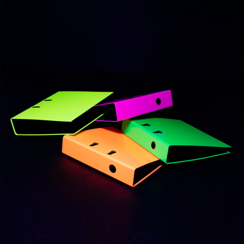 Felle ordners in neonkleuren (groen, roze, oranje) liggen op elkaar tegen een donkere achtergrond.