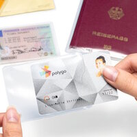Verschillende paspoorten en identificatiebewijzen met hoesjes