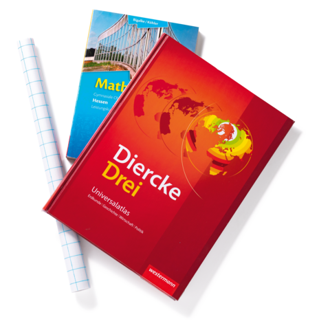 Zwei Lehrbücher liegen übereinander, eines mit dem Titel "Diercke Drei" und das andere "Mathematik". Ein Blatt Papier ist daneben.