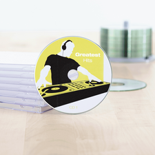 CD met de titel 'Greatest Hits' en een DJ-ontwerp, omringd door doorzichtige CD-hoesjes op een tafel.
