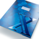 Blaues Heft mit hexagonalem Muster und hervorgehobenem, glänzendem "X" auf der Vorderseite. Ein Etikett mit Platz für eine Beschriftung ist sichtbar.