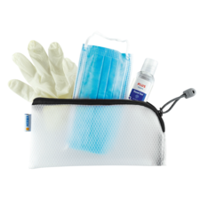 Ein durchsichtiger Beutel enthält Einweghandschuhe, eine blaue Gesichtsmaske und eine Flasche Handdesinfektionsmittel.