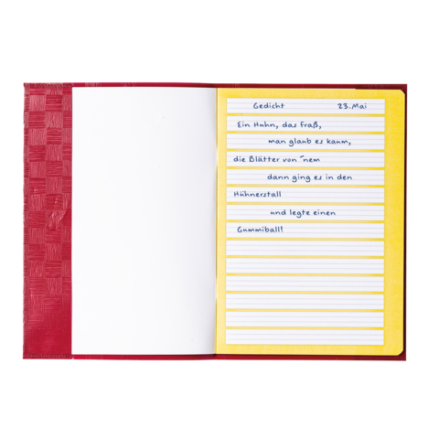 Ein geöffnetes Notizbuch mit handschriftlichem Gedicht über einen Hahn, datiert auf den 23. Mai, auf gelben linierten Seiten.