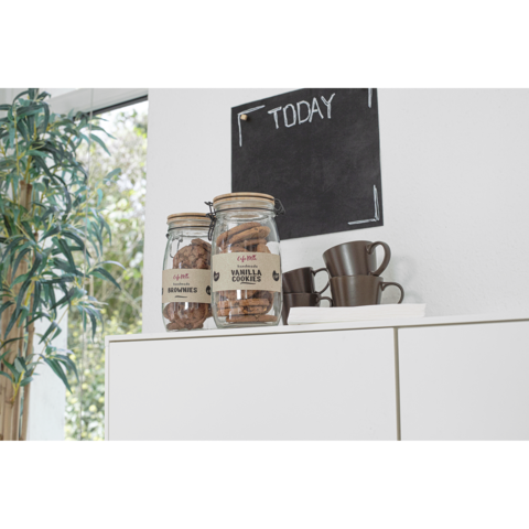 Zwei Gläser mit Keksen und Tassen auf einem Regal, daneben eine Tafel mit der Aufschrift "TODAY".