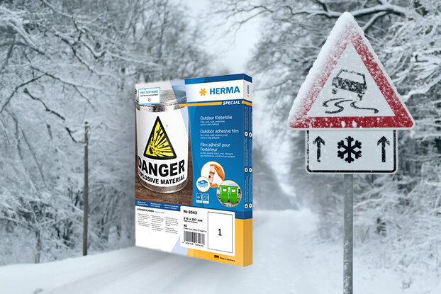 Een bevroren verkeersbord met een waarschuwing voor gladheid, naast een productpakket voor strooizout in een besneeuwd landschap.