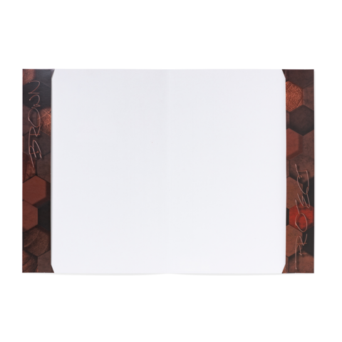 Leere, rechteckige Fläche mit einem hexagonalen Muster am Rand in verschiedenen Brauntönen.