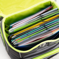 Van bovenaf gefotografeerde schooltas met verzamelmappen