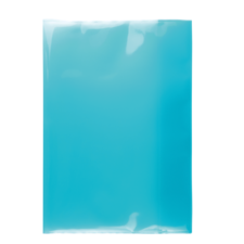 Ein leuchtend blauer, transparenter Kunststoffumschlag, der flach auf einer Oberfläche liegt.