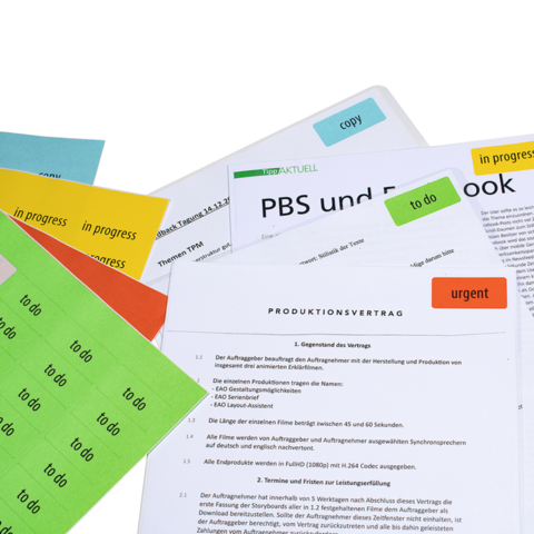 Verschillende documenten en notities met opschriften zoals 'te doen', 'in uitvoering' en 'dringend', die wijzen op projectmanagement.