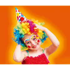 Ein fröhliches Kind mit bunten Locken und Clown-Make-up trägt eine Partyhut und lächelt in die Kamera.