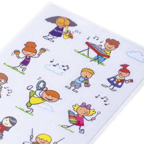 Bunte Zeichnung von Kindern, die verschiedene Musikinstrumente spielen und tanzen, umgeben von Noten und Wolken.